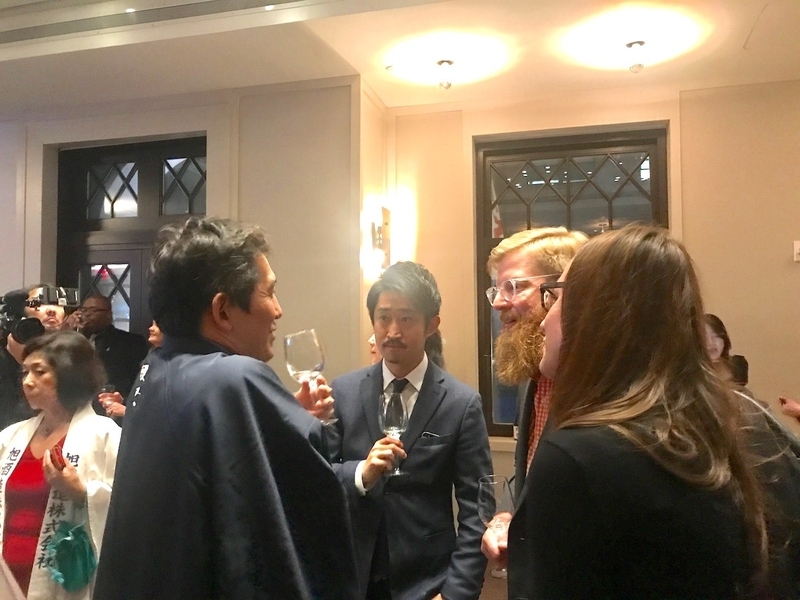 旭酒造の桜井氏（左）とBrooklyn Kuraのドーン氏（右から2人目）。「一緒に協力して日本酒を盛り上げましょう」と、先述の獺祭パーティーで語り合った。(c) Kasumi Abe