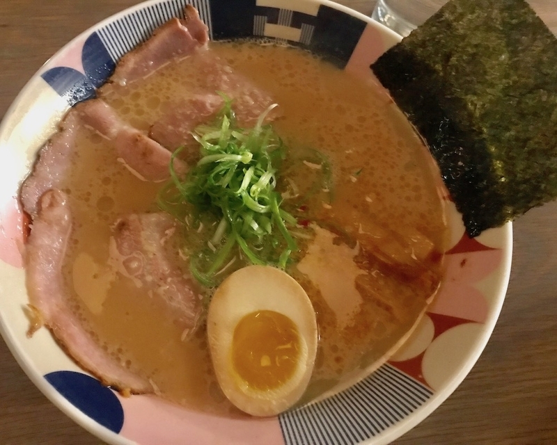 東京豚骨「屯ちん」のラーメン。チップ込みで22ドル以上するがNYで大人気。(c) Kasumi Abe