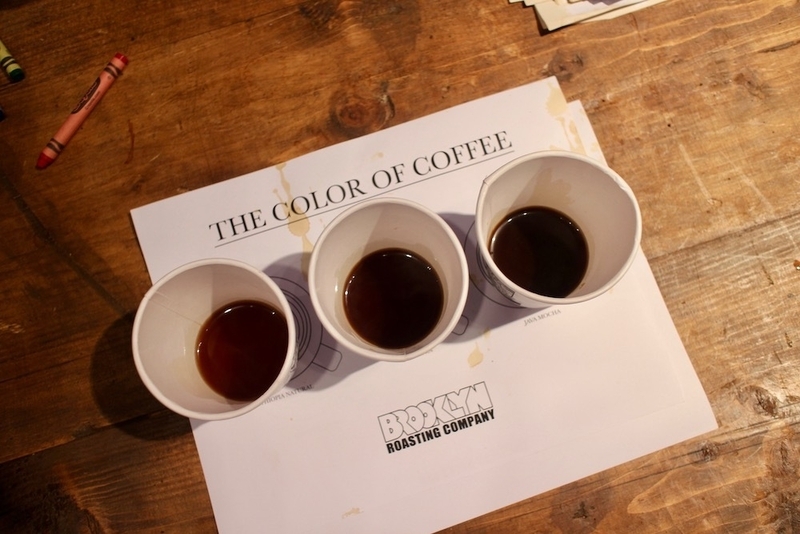「Brooklyn Roasting Company」では、ほのかなブルーベリー味やモカ味などコーヒーの奥深さを味比べ。(c) Kasumi Abe