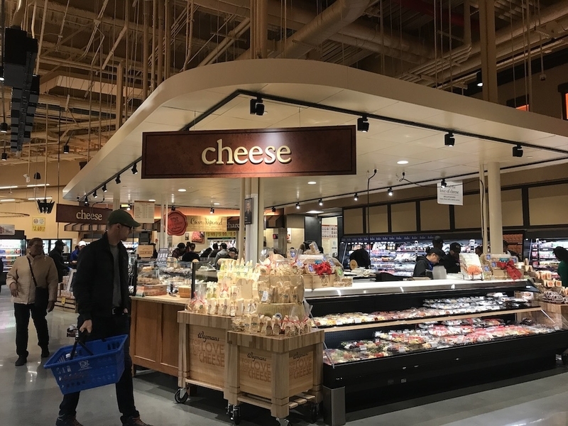 この一角すべてがチーズ売り場。(c) Kasumi Abe