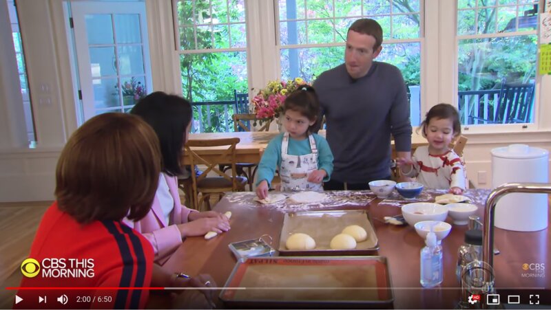 マックス（4歳）とオーガスト（2歳）という2人の娘も、顔出しで放送された。毎週金曜日は夕食用のパン作りをする日。（CBS This Morningのキャプチャ）