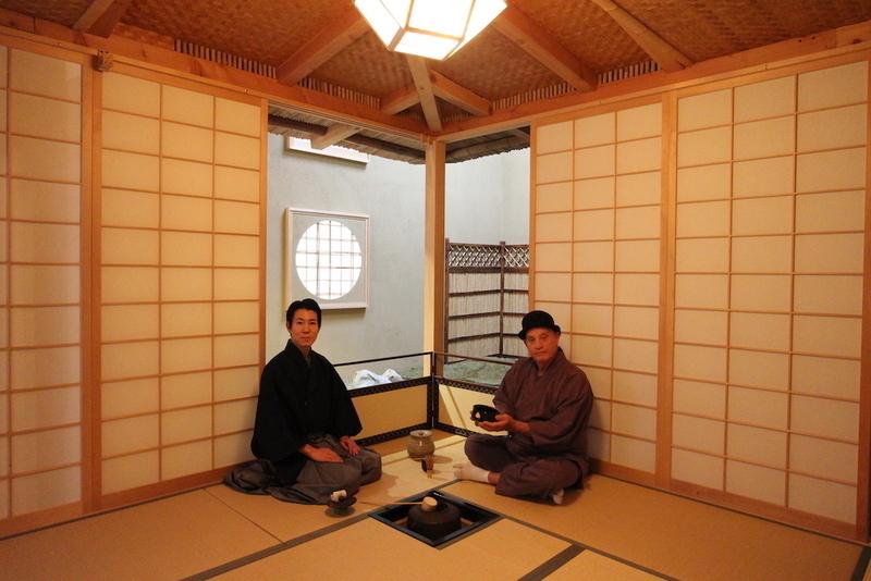 長野さん（左）は現代アートを志し、昨年渡米。5年前に体験した茶会が「心に響き」家元で修行し、今に至る。「空間の室礼など総合芸術でもある茶の世界。NYでお茶というジャンルで現代アートに切り込んでいきたい」と語る。(c) Kasumi Abe