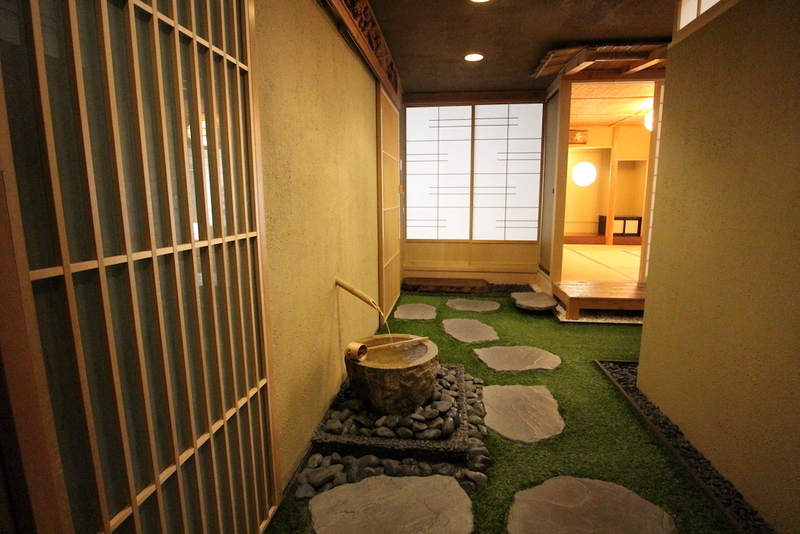 入り口にある手水舎。水の流れる音が常に室内に心地よく響く。この奥が茶室と室内庭園。(c) Kasumi Abe