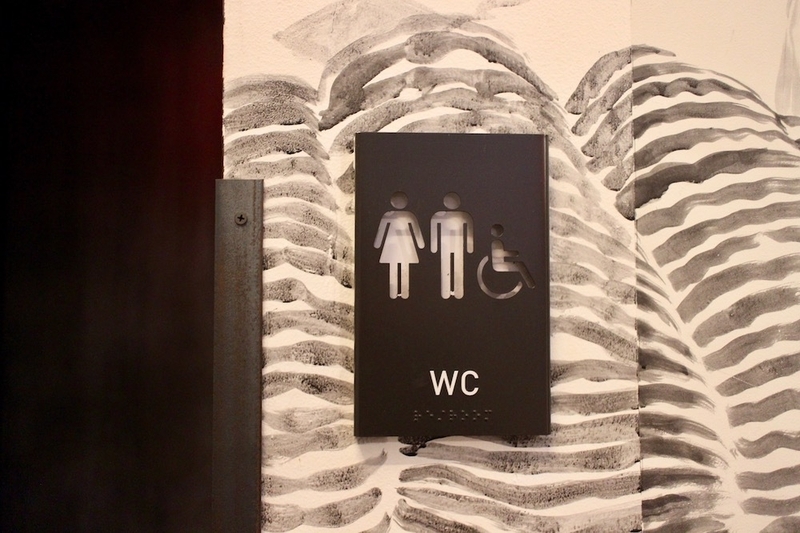 オールジェンダー・トイレとは、車イス利用者など「すべての人」が対象。(c) Kasumi Abe