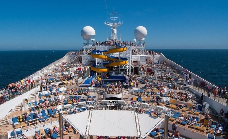 カリブ海を航海するクルーズ船内のイメージ写真（Image: Pixabay by MustangJoe）