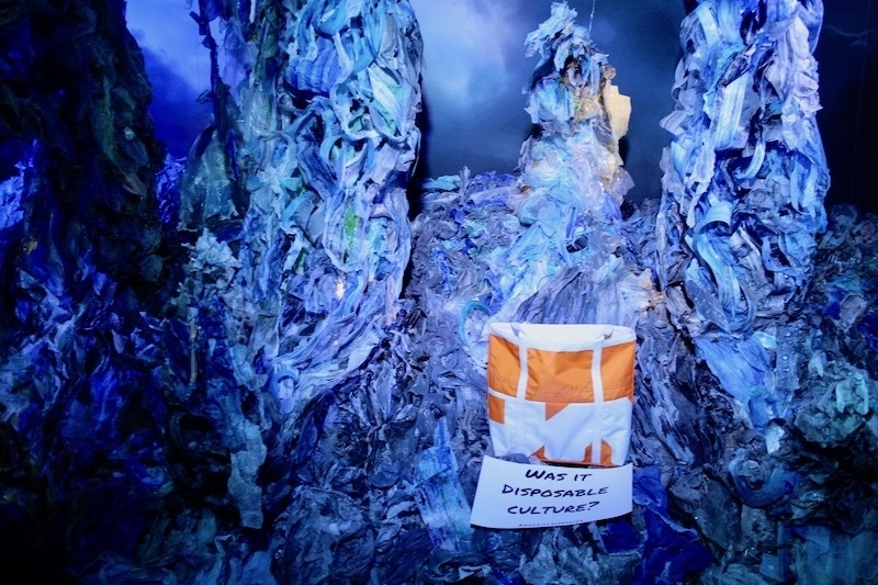 大量のレジ袋で作られたモニュメントの展示。「使い捨ての文化でしたか？」。(c) Kasumi Abe