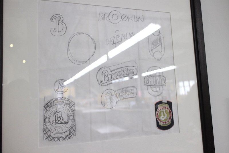 オフィスに飾られている、ミルトン・グレイザーによるロゴのデッサン。(c) Kasumi Abe