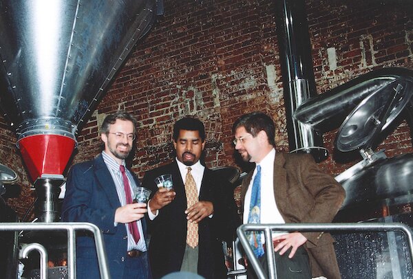 96年5月、醸造所とテイスティングルームを現在の場所に移した。左からトム、ギャレット、スティーブ。(c) Brooklyn Brewery