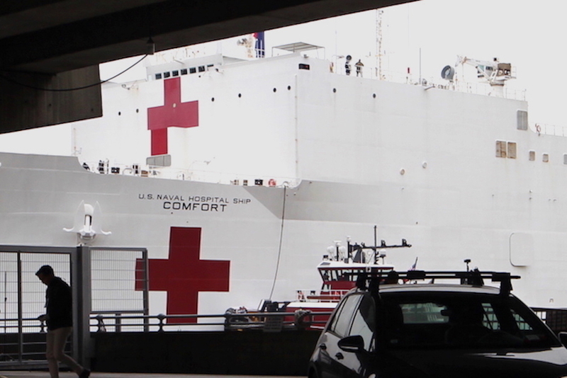 米海軍の病院船コンフォート到着 死者千人超えでも希望を捨てない人々 