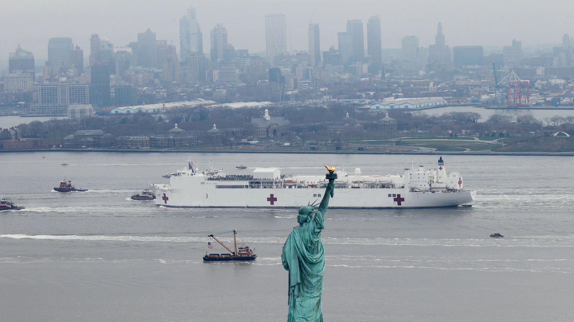 米海軍の病院船コンフォート到着 死者千人超えでも希望を捨てない