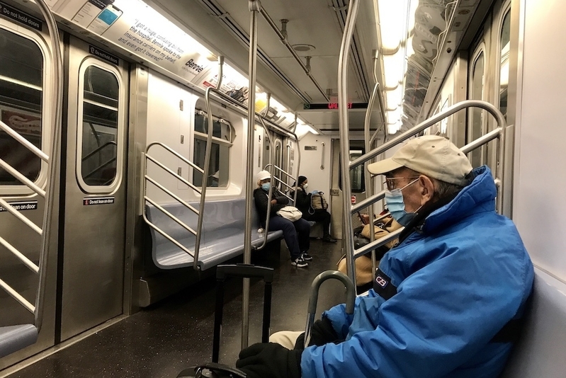 3月30日、病院船コンフォートの記者会見に行く地下鉄の中で、マスク着用率アップを実感。乗客は約2mの距離を保ち合っていた。(c) Kasumi Abe