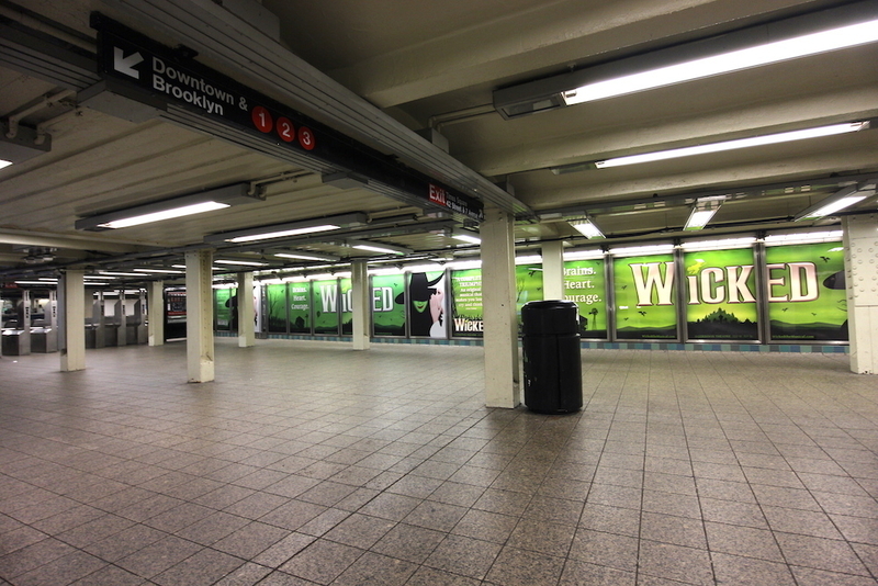 お昼時の42丁目駅。このような光景は真夜中にしか見たことがなかった。(c) Kasumi Abe