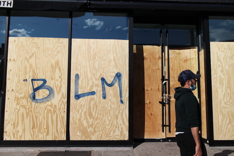 6月1日、あらゆる小売店には防護板が設置された。BLM=Black Lives Matter（黒人にも命がある）(c) Kasumi Abe