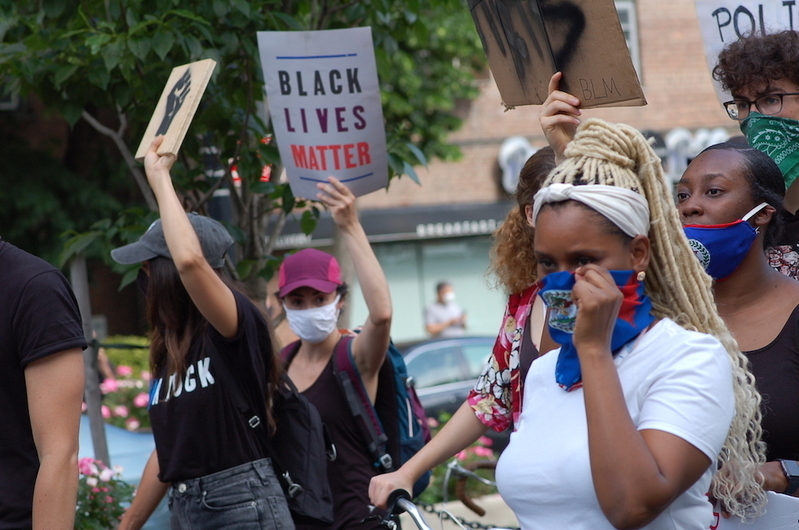 BLMのデモでも、多くの人がマスクやバンダナを着けて参加。(c) Kasumi Abe