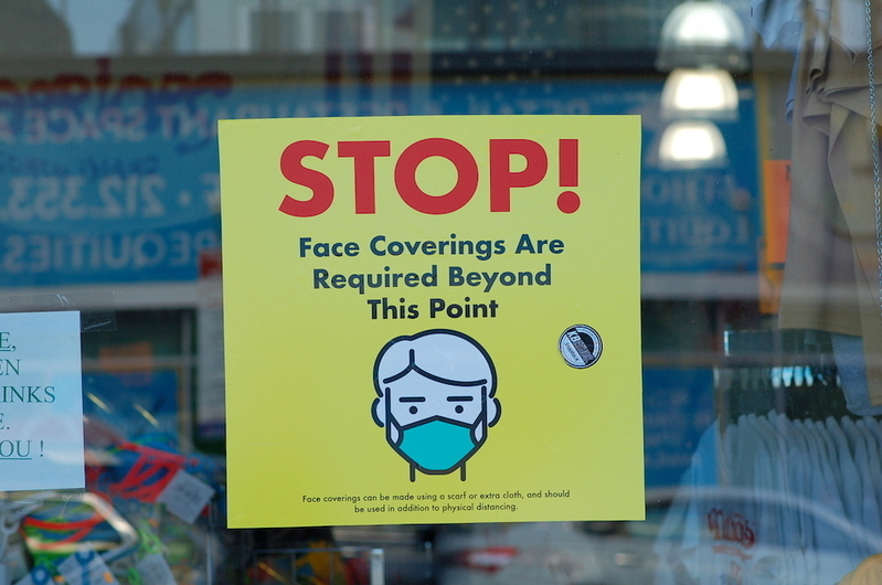 マスク着用が義務化されているニューヨーク州では、着用しなければ店や公共交通機関を利用できない。ただし警察の取り締まりは5月半ばから中止に。(c) Kasumi Abe