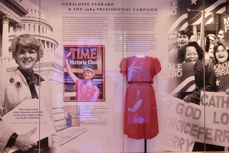 アメリカ人女性で初めて副大統領候補に指名されたのは、ジェラルディン・フェラーロ氏だった（1984年の大統領選）。「ウーマンマーチ」展にて。(c) Kasumi Abe