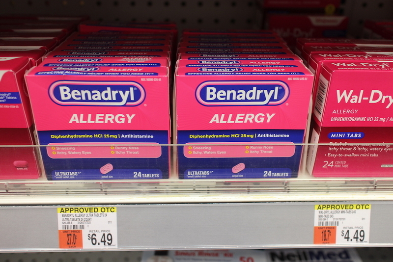 ベナドリルは、アメリカの薬局ではアレルギーコーナーで販売されている。(c) Kasumi Abe