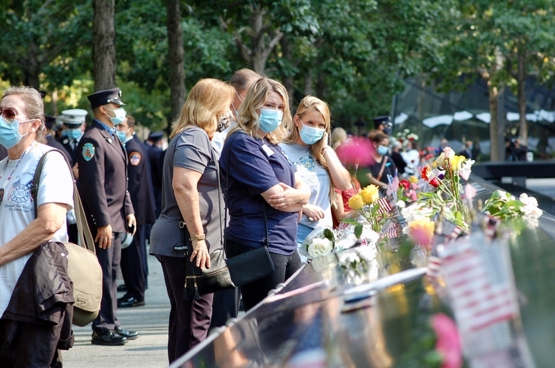 グラウンド・ゼロには2つの滝のモニュメントがある。そこに刻まれた犠牲者の名を探す遺族たち。(c) Kasumi Abe