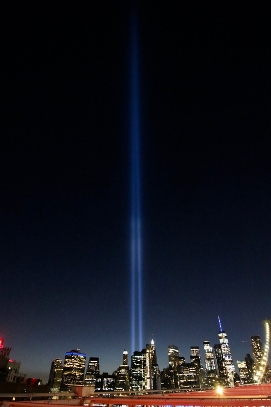 陽が暮れて灯った「Tribute in Light」。 (c) Kasumi Abe