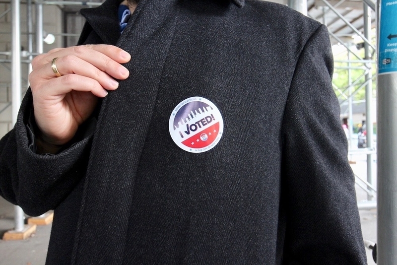 投票した人に配られるシール。今年は選挙日のこの日に貼っている人が少ない印象。(c) Kasumi Abe