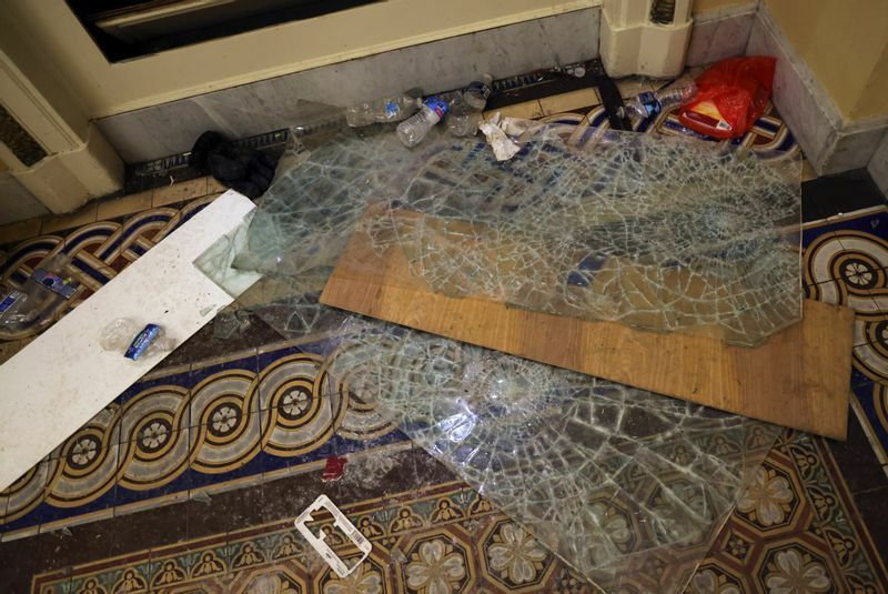 不法侵入者らにより、議事堂内の器物損壊、窃盗などが報告されている。