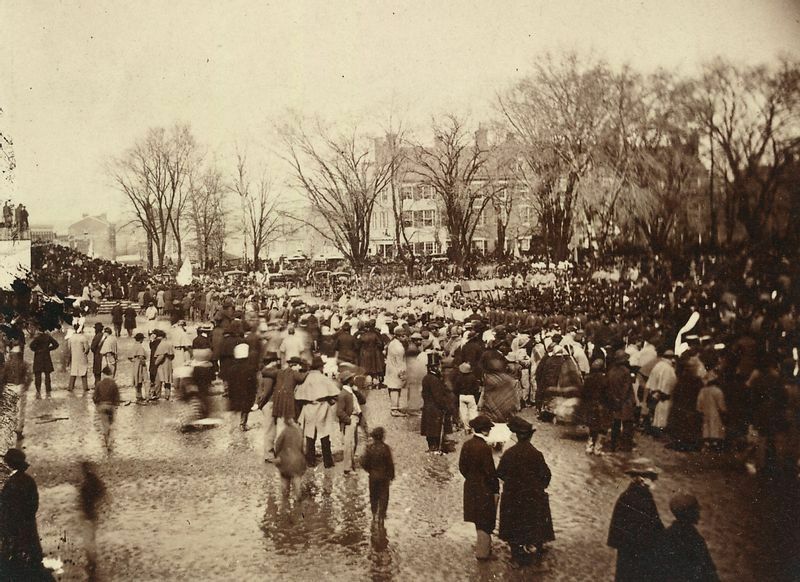 ワシントンD.C.の議事堂前で、リンカーン大統領の2度目の就任式を待つ人々（1865年）。