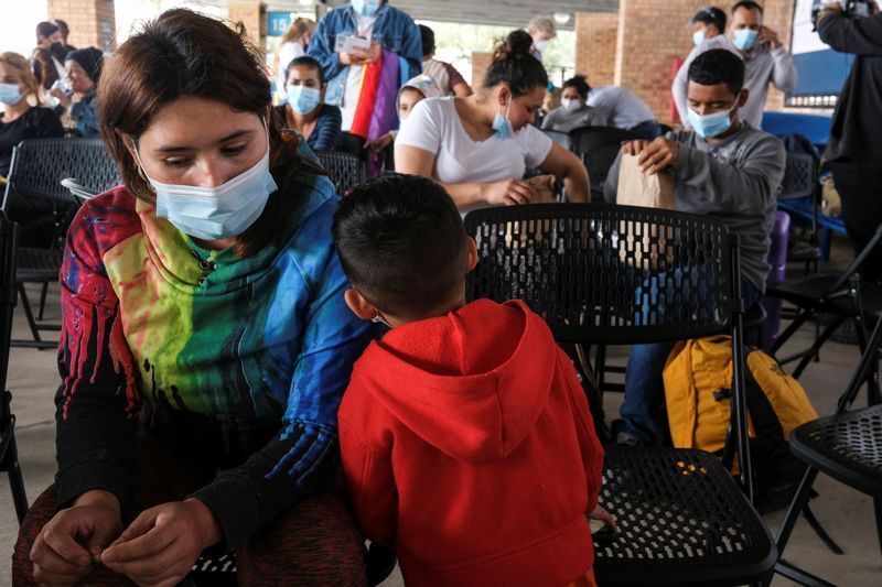 メキシコ側からやって来た難民申請者（2月25日）。