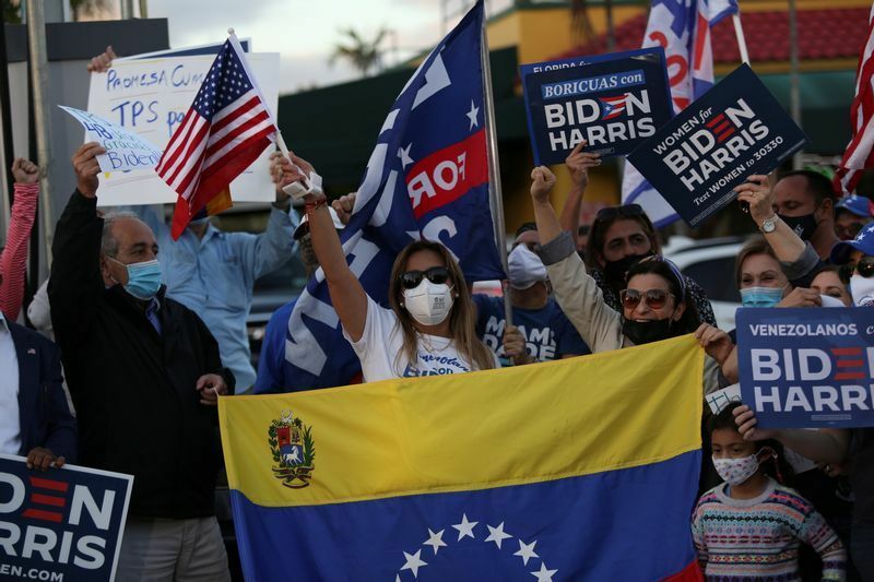3月9日にバイデン政権がフロリダ州ドラル市に住むベネズエラの不法移民に一時的な保護ステータスを付与すると発表し、喜ぶ人々。