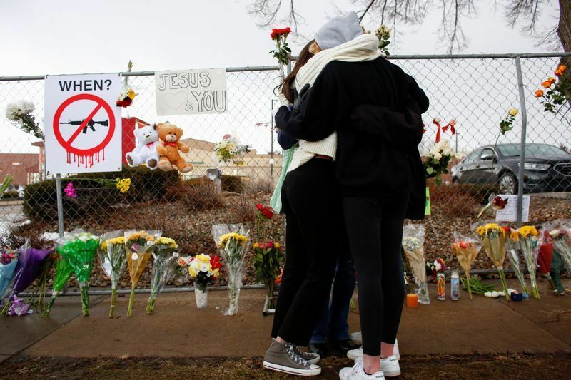 コロラド州ボルダーの銃乱射事件現場で悲しみにくれる人々。（事件翌日の23日に撮影）