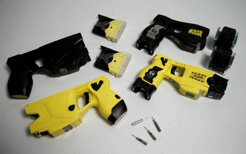 アメリカで使用されているテイザー銃。一般的に黒のテイザーはSWATチームに、黄色のテイザーは警察に使用されている。