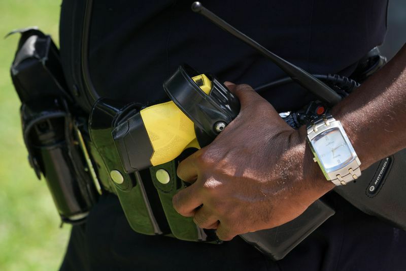 テイザーに手をかけている警官（イメージ）。このように、右利きであれば通常テイザーは左側に携帯される。