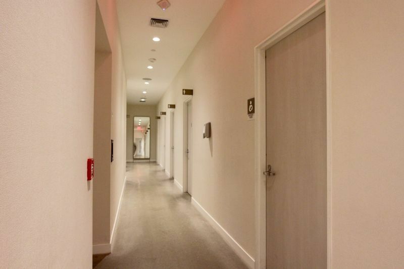 ニューヨーク市内にあるデパートのトイレ。ずらりと並んだ右側のドアはすべて個室だ。(c) Kasumi Abe