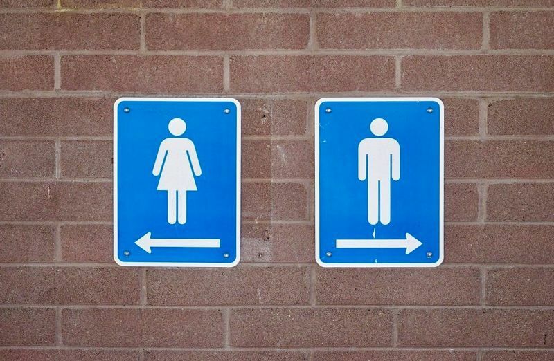 市営や州営の公園などにあるトイレは未だこのような標識がある。Image: Pixabay by Marcel Gnauk