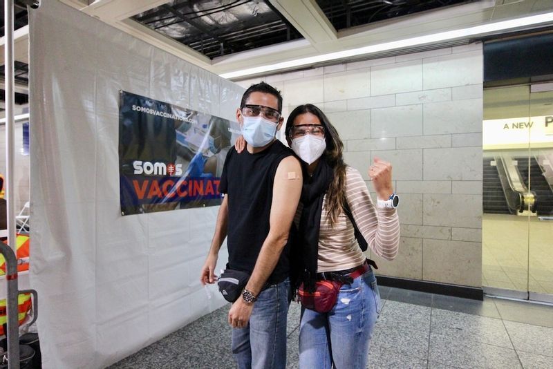ワクチン接種をするためにペルーからやって来た夫婦。「ペルーは今、70歳以上しか接種できないから、このために観光も兼ねて来たの。チクリとしたけど気分は最高!」。(c) Kasumi Abe