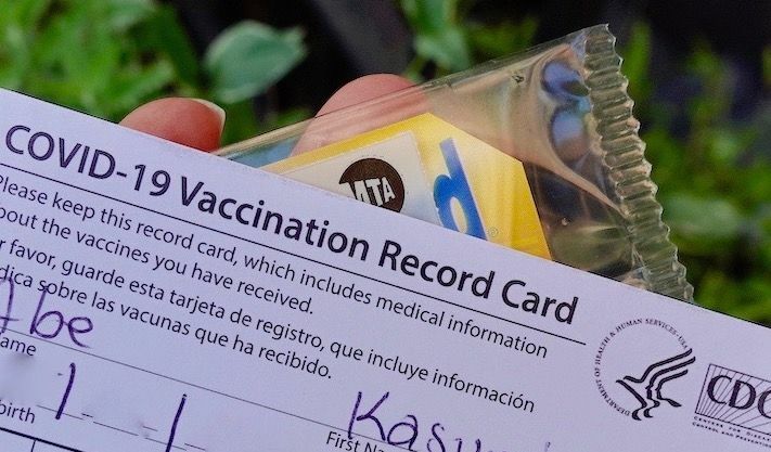 当日もらったワクチン接種歴カードとメトロカード。パスポートや運転免許証と同様に、絶対失くせないものの仲間入り。筆者撮影（一部加工）