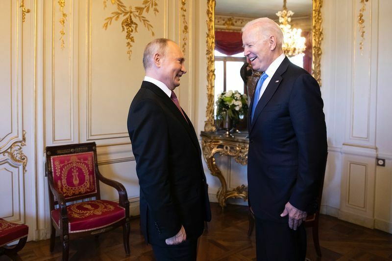 プーチン氏はポーカーフェイスで、相手の目を見ないことでも知られるが、双方が相手の目を見て微笑んでいる。(c) EDA / PETER KLAUNZER
