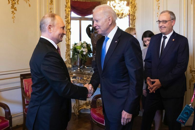 新型コロナの感染予防で空港到着時も関係者との握手を控えたバイデン氏だったが、この日はプーチン氏としっかりと握手。右端はスイスのパルムラン大統領。(c) EDA / PETER KLAUNZER