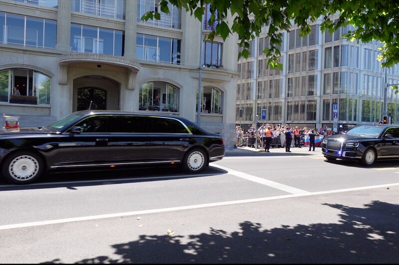 午後1時過ぎ、プーチン大統領御一行が会場へ。この15分後にバイデン大統領も会場へ入った。沿道には一目見ようと、たくさんの人が押し寄せた。(c) Kasumi Abe