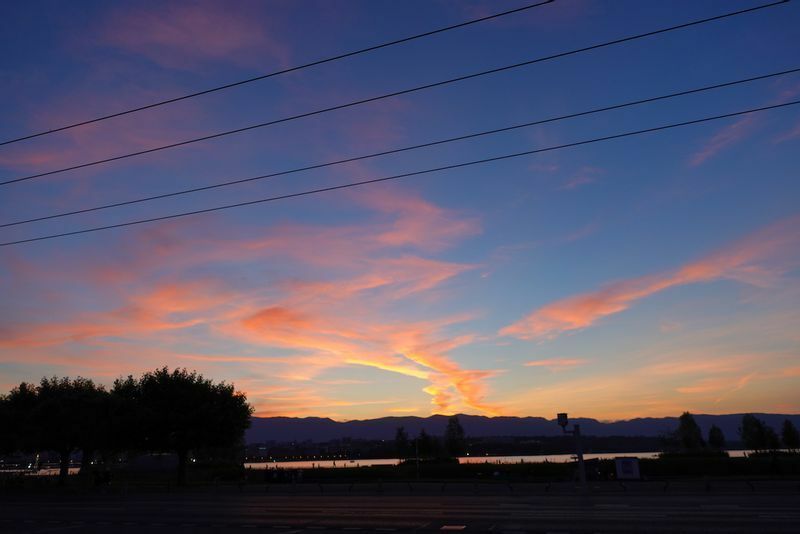 サミット会場側から見た、レマン湖側の美しい夕焼け。両首脳も会場から目にしただろうか。　(c) Kasumi Abe