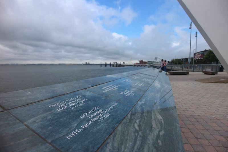 湾の色に合わせた石板。ここに刻まれた犠牲者の名前は毎年十数人ずつ増えており、現在は107人。(c) Kasumi Abe