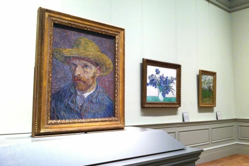 常設コレクションは200万点を超える。フィンセント・ファン・ゴッホの「麦わら帽をかぶった自画像」（左）など世界の名作が揃う。(c) Kasumi Abe