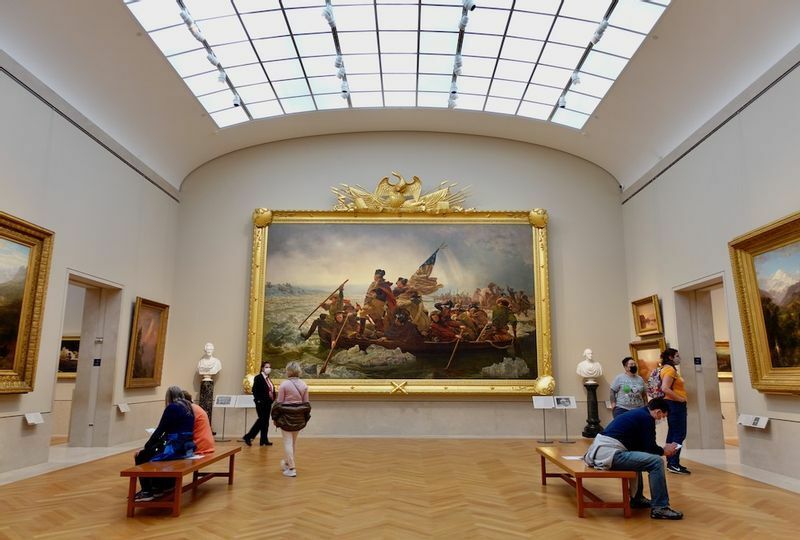 アメリカ美術の展示室に飾られている、エマヌエル・ロイツェ作「デラウェア川を渡るワシントン」も必見。(c) Kasumi Abe