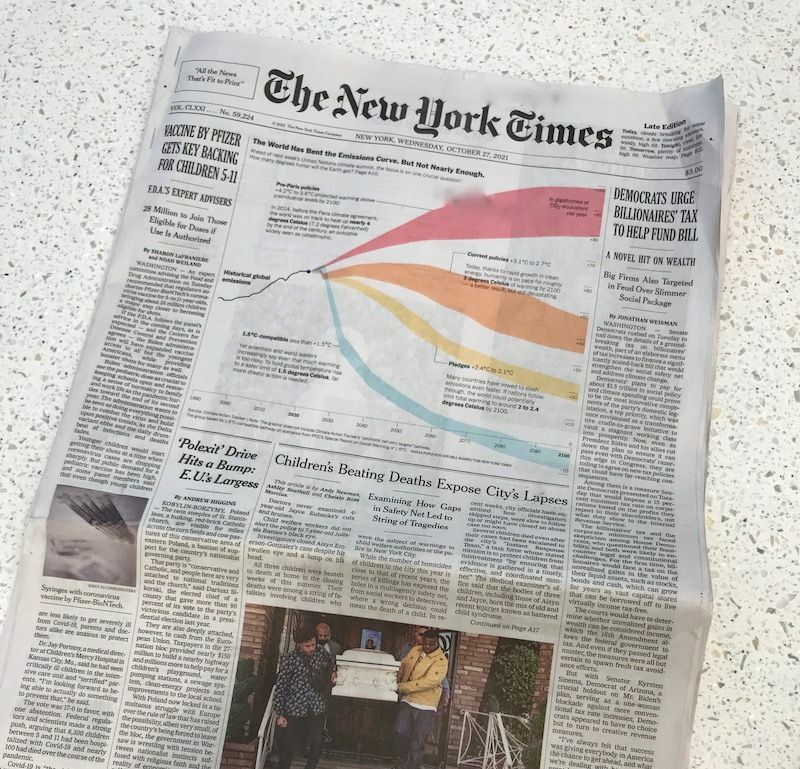 10月27日付のニューヨークタイムズ。（新聞は筆者が撮影。一部加工）