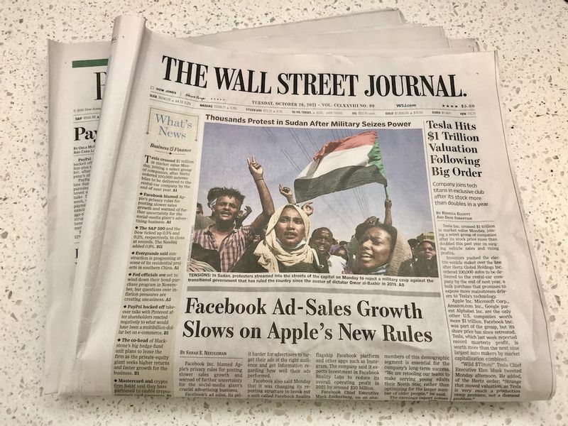 10月26日付のウォール・ストリート・ジャーナル。一面の話題は、スーダンでのデモ、テスラ株の快進撃、フェイスブックの広告売上がアップルの規制で伸び悩みなど。（新聞は筆者が撮影。一部加工）