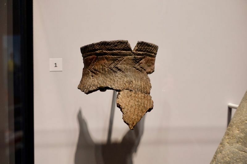 マンハッタンの北部インウッド周辺で見つかった、紀元前850〜1200年代のものとされる釜の一部。「ネイティブニューヨーク」展で展示中。(c) Kasumi Abe