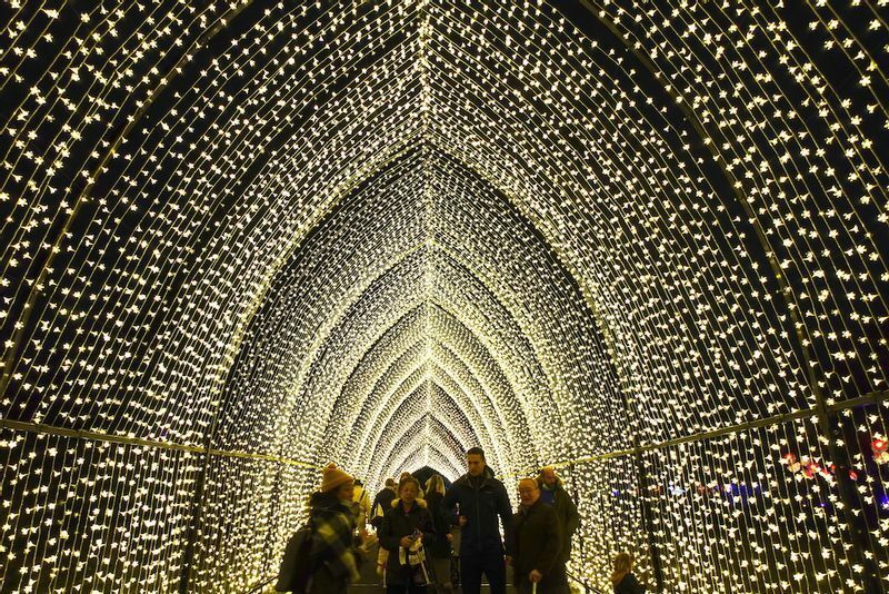 長さ約30メートルのトンネル「光の大聖堂」。(c) Kasumi Abe