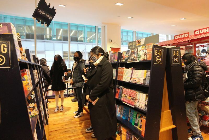 NYの紀伊國屋書店の2階は、漫画やアニメ関連グッズ（イラスト集、フィギュアなど）の専用フロア。日系のカフェもある。(c) Kasumi Abe