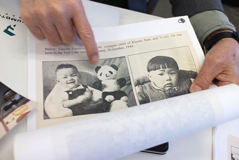 幼少期の古本さん。4人の姉を持つ古本さんは末っ子の長男。「茶碗も洗ったことがなかったから、大人になって米軍に入隊した時は苦労しました」と本人談。(資料は筆者が撮影)