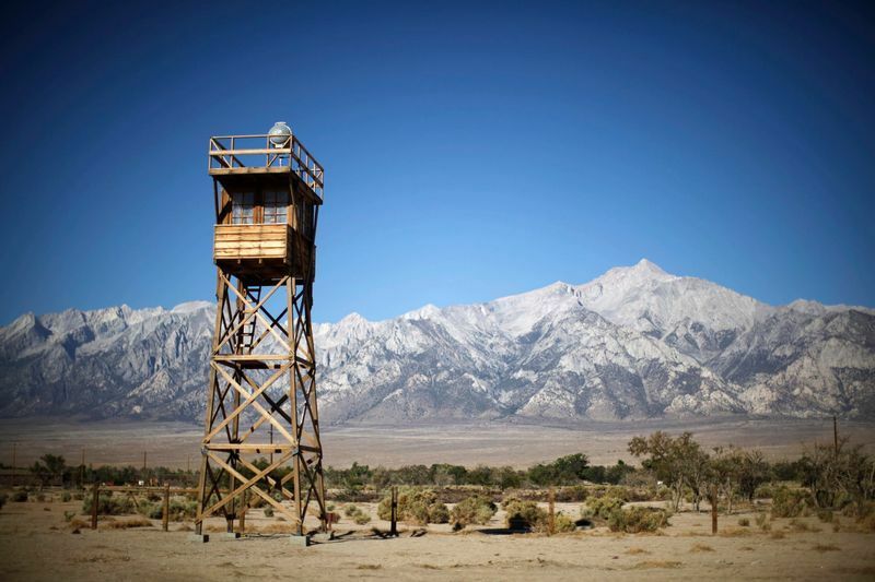 10箇所建てられた強制収容所の1つ、カリフォルニア州のマンザナー強制収容所跡地と、そこに残された監視塔。収容所に収監された人の3分の2は、アメリカ生まれの市民だった。