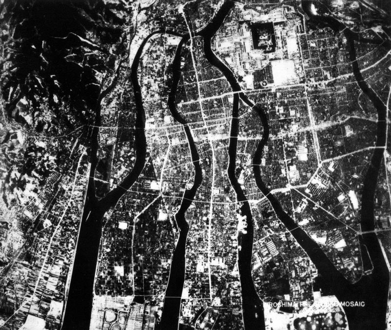 原爆投下後の広島。古本さんの母方の家族は爆心地から1.5マイル（約2.5km）、父方の家族は爆心地から7.5マイル（約12km）のところに住んでいた。